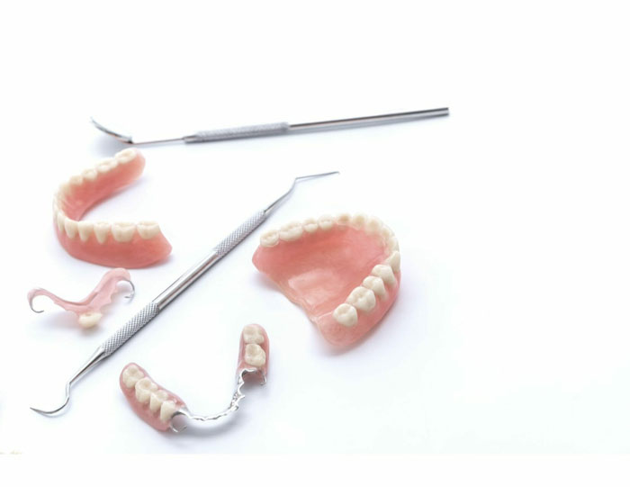 Chất liệu chế tác răng giả tháo lắp quyết định nhiều đến chi phí phục hình