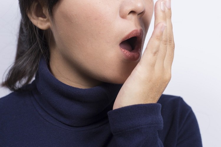 Hơi thở nặng mùi là biểu hiện của sâu răng khi niềng răng