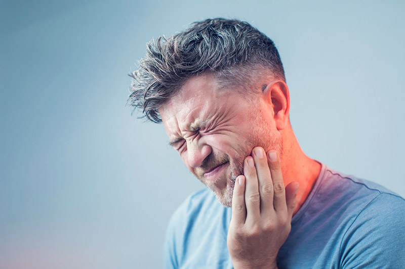 Uống nhiều bia rượu có thể làm tăng cảm giác đau nhức và ê buốt ở răng